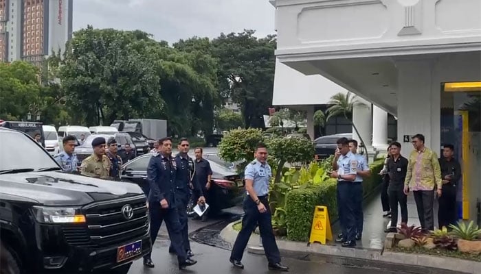 ایئر چیف مارشل ظہیر احمد بابر سدھو کی انڈونیشیا کے صدر کی سرکاری رہائش گاہ مردیکا پیلس آمد کا منظر(تصویر سوشل میڈیا)۔