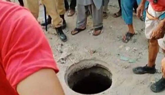 نوشہرو فیروز: ٹاؤن کمیٹی آفس کے سامنے بچی کھلے مین ہول میں جا گری