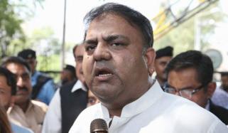 پوری قوم بانیٔ پی ٹی آئی کی آنکھ کی وجہ سے پریشان ہے: فواد چوہدری