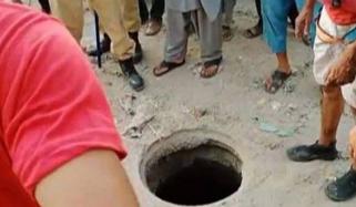 نوشہرو فیروز: ٹاؤن کمیٹی آفس کے سامنے بچی کھلے مین ہول میں جا گری