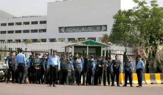 پی ٹی آئی کے احتجاج کے پیشِ نظر پارلیمنٹ ہاؤس کے باہر پولیس کی بھاری نفری تعینات