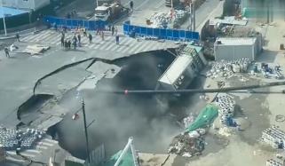 چین: شنگھائی میں سڑک اچانک زمین میں دھنس گئی، خوفناک منظر کی ویڈیو وائرل