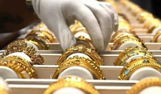 فی تولہ سونے کی قیمت 8600 اور 10 گرام کی قیمت 7373 روپے کم ہوگئی