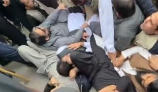 اسلام آباد: پی ٹی آئی کا دھرنا، اندھیرے کے باعث قیادت پارلیمنٹ ہاؤس کے اندر آکر بیٹھ گئی  