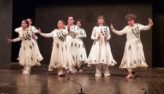 آرٹس کونسل میں کتھک کے ضبط اور نزاکت کی شاندار پیشکش’’اقسامِ ناچ: اندازِ کتھک‘‘