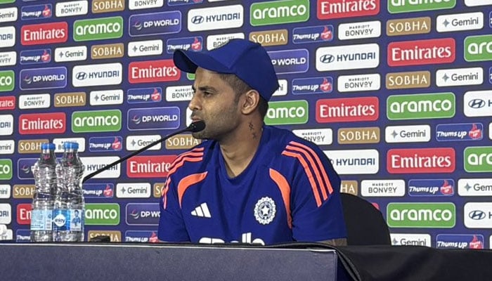 عثمان طارق مختلف کرکٹر ہیں لیکن ہتھیار نہیں ڈال سکتے، سوریا کمار یادیو - فوٹو: سوشل میڈیا