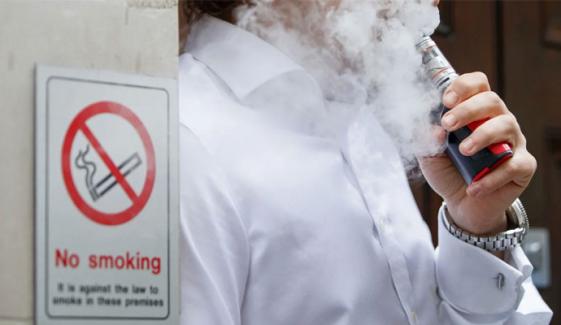 برطانیہ: پرائیویٹ، پبلک ٹرانسپورٹ میں ویپ کے استعمال پر پابندی کی تیاریاں