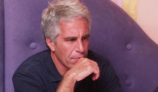 سزایافتہ جنسی مجرم جیفری ایپسٹین نے خودکشی نہیں کی، اس کا گلا دبایا گیا: ڈاکٹروں کا دعویٰ