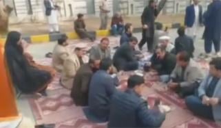 اسلام آباد: اپوزیشن کا دھرنا، پولیس نے صحافیوں کو کوریج سے روک دیا 