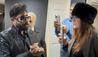 برطانیہ میں ابرار الحق اور صحافی کے درمیان تلخ جملوں کا تبادلہ