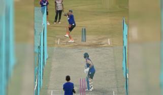 سوریا کمار یادیو کی عثمان طارق کے انداز میں بولنگ، ویڈیو وائرل