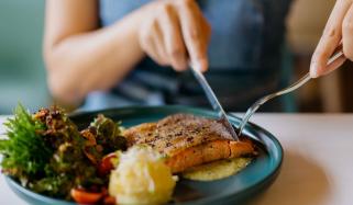 رات کے کھانے کا وقت تبدیل کرنا صحت کیلئے مددگار ہوسکتا ہے