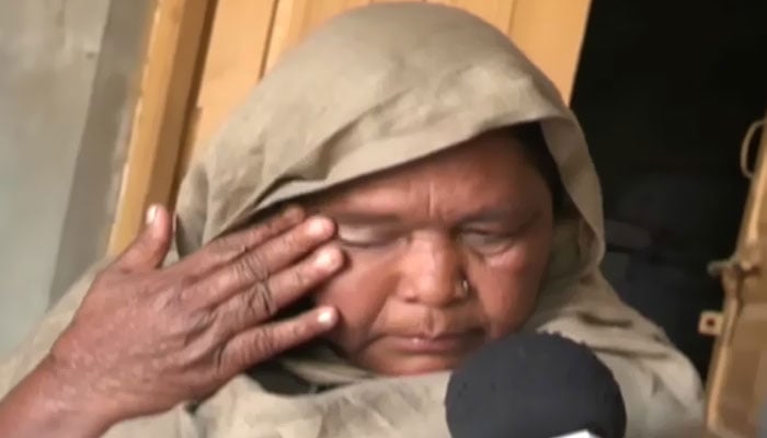 غمزدہ رضیہ اپنی بپتا سناتے ہوئے۔