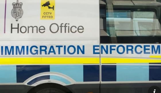 برطانیہ: مسافر کے ویپ کی بیٹری نگلنے پر ملک بدری پرواز منسوخ