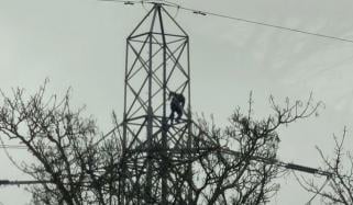 برطانیہ: 1 شخص بجلی کے کھمبے پر چڑھ گیا، 20 ہزار گھروں کی بجلی منقطع