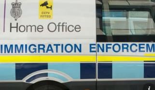 برطانیہ: مسافر کے ویپ کی بیٹری نگلنے پر ملک بدری پرواز منسوخ