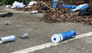 بریڈفورڈ: عوامی مقامات پر سینکڑوں ’نائٹرس آکسائیڈ گیس‘ کینسٹرز برآمد