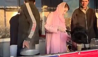 مریم نواز نے مری ایکسپریس وے پر چائے کے ڈھابے پر خود چائے بنائی، ویڈیو وائرل