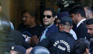 عدالت نے قتل کی کوشش سمیت دیگر مقدمات میں بانئ پی ٹی آئی کی گرفتاری سے روک دیا