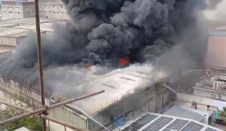 کراچی: ولیکا چورنگی کے قریب فیکٹری میں آگ لگ گئی