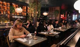 نیویارک میں دنیا کا پہلا اے آئی ڈیٹنگ کیفے کھل گیا، چیٹ بوٹ کے ساتھ حقیقی ملاقات کا انوکھا تجربہ