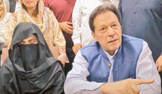 اڈیالہ جیل: بانی پی ٹی آئی اور بشریٰ بی بی کی ملاقات کروادی گئی، ذرائع