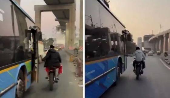 ٹک ٹاکر کو ریل بنانے کیلئے چلتی بسوں کے دروازے کھولنا مہنگا پڑ گیا