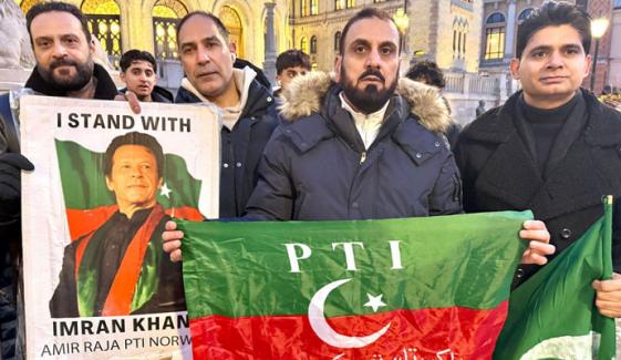 ناروے: پی ٹی آئی کا پارلیمنٹ کے سامنے پُرامن احتجاجی مظاہرہ