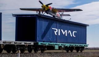 اطالوی پائلٹ پہلی بار چلتی ہوئی ٹرین پر طیارہ اتارنے میں کامیاب