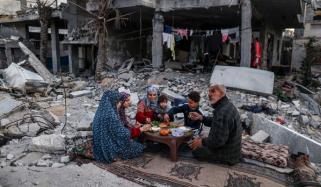 غزہ: تباہ شدہ گھروں کے ملبے پر افطار، بے گھر خاندانوں کا دکھ بھرا رمضان