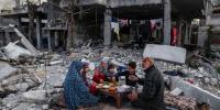 غزہ: تباہ شدہ گھروں کے ملبے پر افطار