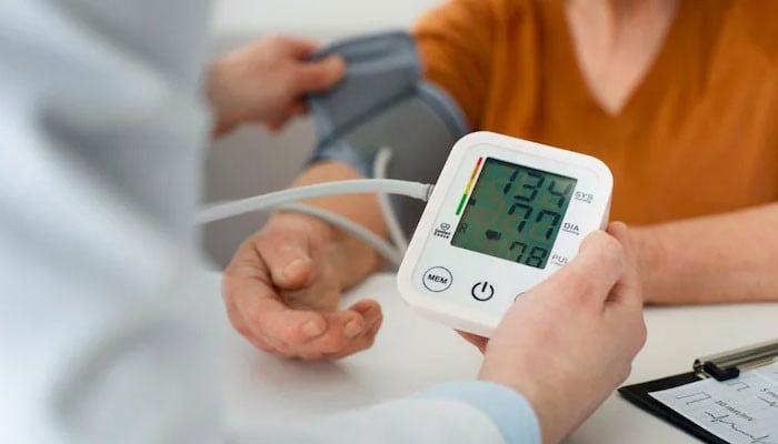 قابو میں نہ آنیوالا ہائی بلڈ پریشر دماغ کو کیسے نقصان پہنچاتا ہے؟