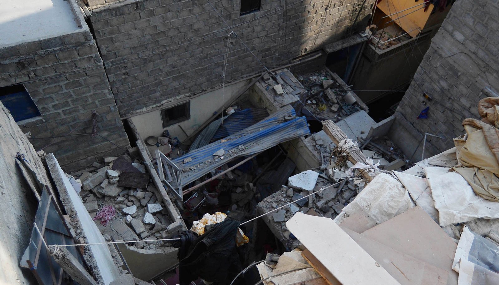 کراچی: عمارت گرنے کا واقعہ، 3 سگی بہنیں بھی جاں بحق افراد میں شامل، ماں صدمے سے نڈھال