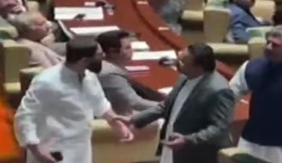 سندھ اسمبلی اجلاس: ایم کیو ایم رکن کے ساتھی اراکین پر قتل کی دھمکیوں کے الزامات