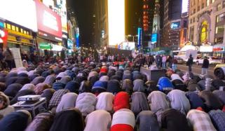 نیویارک: ٹائمز اسکوائر پر باجماعت تراویح کا اہتمام، ویڈیو وائرل