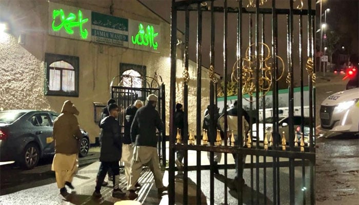 جامع مسجد چشمہ رحمت کا بیرونی حصہ جہاں نوجوان پر چاقو حملہ کیا گیا۔