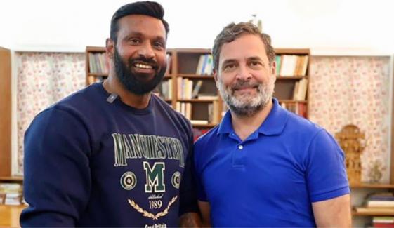 بھارت: مسلمان دکاندار کو ہندو انتہا پسندوں سے بچانے والے دیپک کمار سے راہول گاندھی کی ملاقات