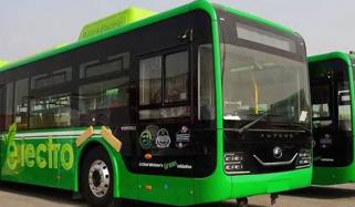 راولپنڈی: اوباش نوجوانوں کا گرین بس پر پتھراؤ، شیشے ٹوٹ گئے، مسافر زخمی