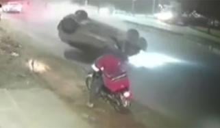 کراچی: تیز رفتار کار بےقابو ہو کر سڑک کے دوسری جانب آگئی، ٹکر سے رائیڈر جاں بحق 