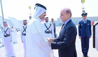 وزیراعظم دو روزہ دورے پر قطر پہنچ گئے، قطری نائب وزیر خارجہ نے استقبال کیا
