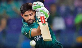 لائیو پروگرام میں کالر نے بابر اعظم کو ٹیم سے نکالنے کا وظیفہ مانگ لیا