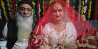 60 سالہ شخص کی کم عمر خاتون سے شادی کی ویڈیو وائرل