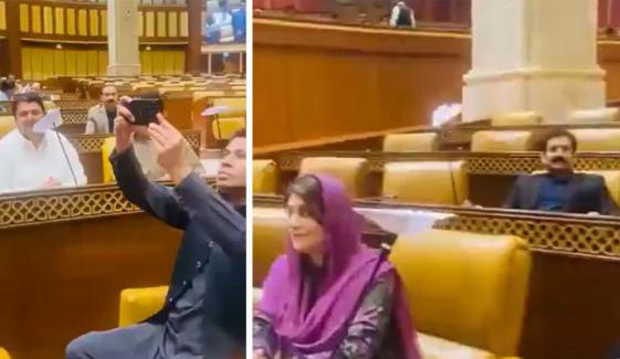 پنجاب اسمبلی میں اپوزیشن ارکان نے کاغذی جہاز اپنے مائیکس پر نصب کرلیے