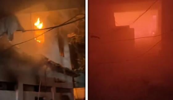 کراچی: کورنگی مرتضیٰ چورنگی کے قریب پاپڑ کی فیکٹری میں آگ لگ گئی