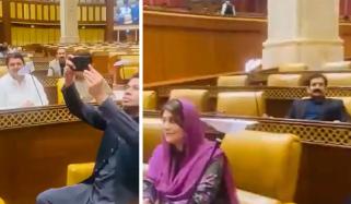 پنجاب اسمبلی میں اپوزیشن ارکان نے کاغذی جہاز اپنے مائیکس پر نصب کرلیے