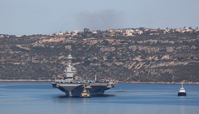 امریکی بحری بیڑہ جیرالد فورڈ یونانی جزیرے کریٹ کے خیلج سوڈا  سے روانہ ہونے کا ایک منظر(تصویر سوشل میڈیا)۔