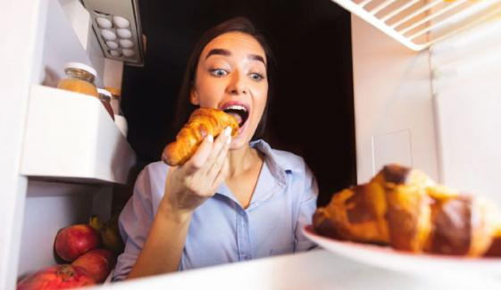 رات گئے اسنیکس کھانے کی عادت صحت کیلئے نقصان دہ 