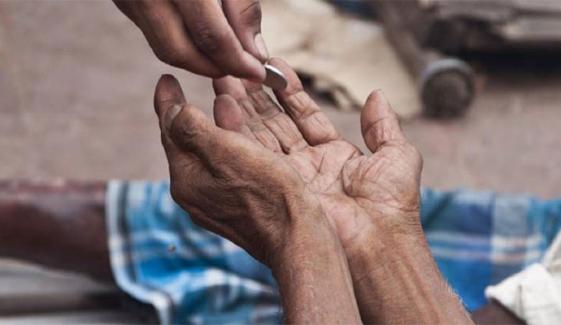 کراچی سے لکھ پتی گداگر گرفتار، بیگ سے 1 لاکھ سے زائد رقم برآمد