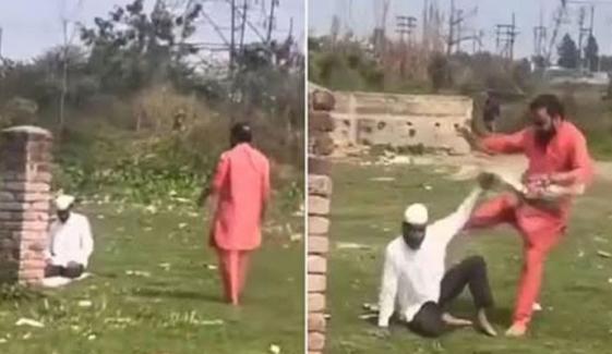 بھارت: خالی میدان میں نماز ادا کرنیوالے مسلمان پر ہندو انتہا پسند کا تشدد