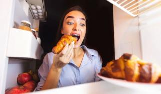 رات گئے اسنیکس کھانے کی عادت صحت کیلئے نقصان دہ 